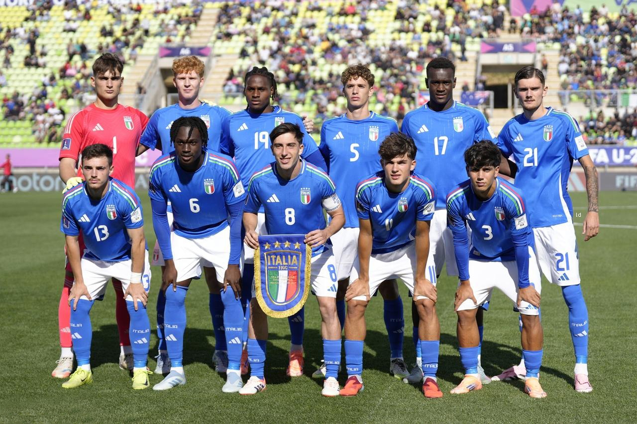 包含意甲球队大获胜利，夺取小组头名的词条