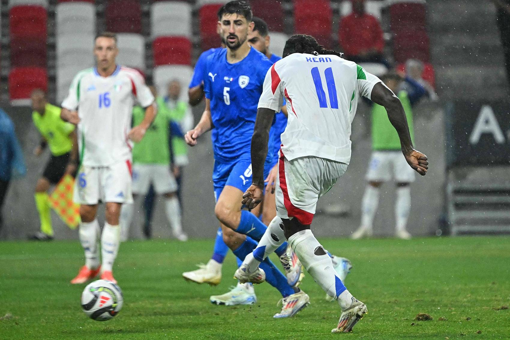 劲敌对阵，豪门球队鏖战欧冠赛场(劲敌对阵,豪门球队鏖战欧冠赛场视频)