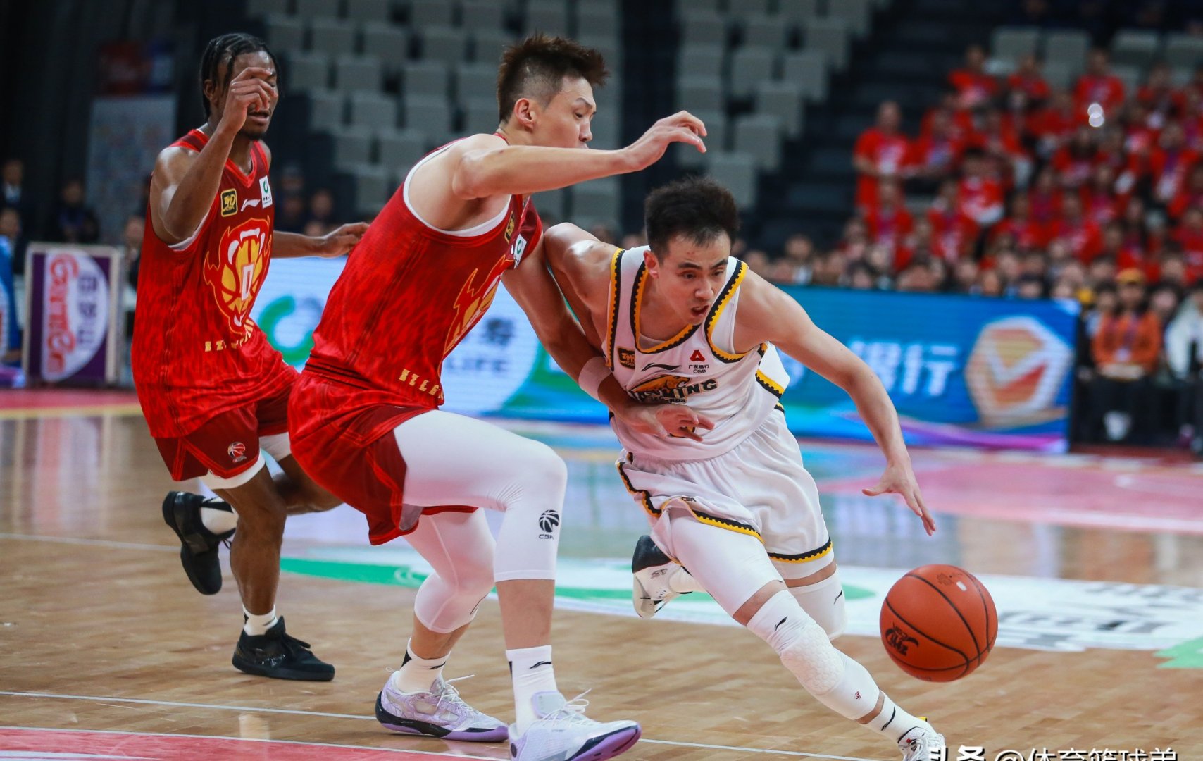 江南体育-包含关键战役，球队突破战线取胜，领跑CBA联赛后期冲刺的词条